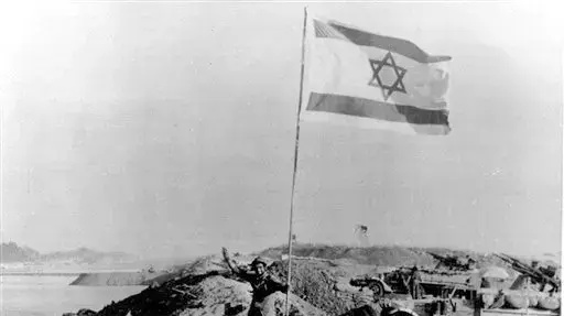 דגל ישראל מונף על הגדה המזרחית של תעלת סואץ