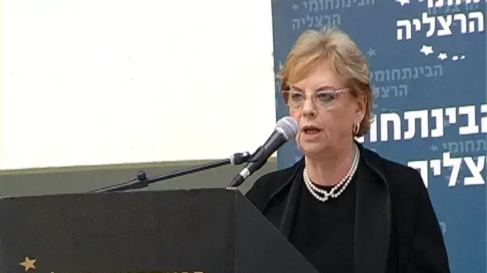 נשיאת ביהמ"ש העליון שולחת חצי ביקורת לפריד