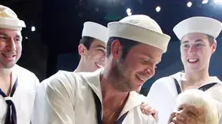 שחזור הנשיקה ההיסטורית בטיימס סקוור שחזור הנשיקה ההיסטורית בטיימס סקוור