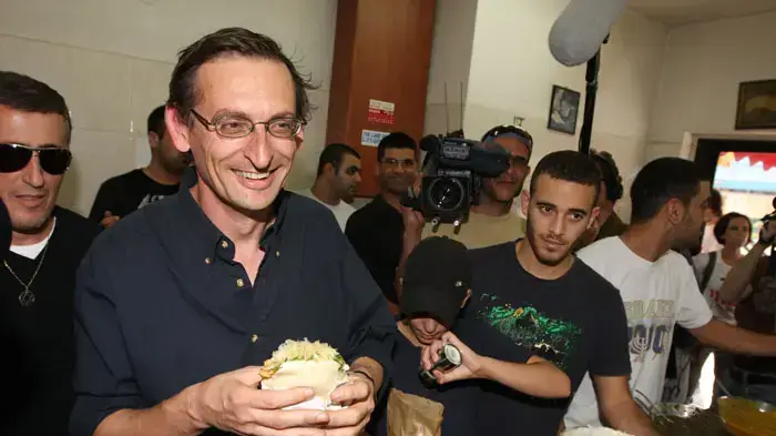 דב חנין אוכל פלאפל ביום הבחירות המקומיות