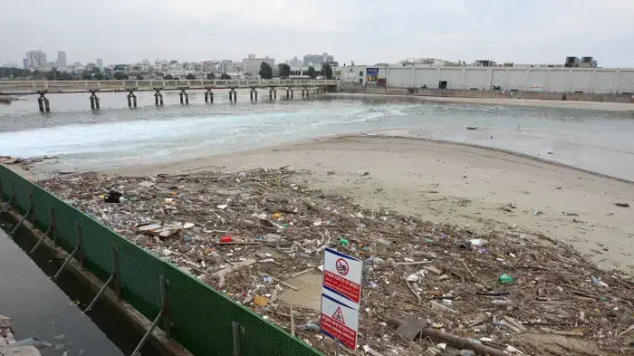 השלכת פסולת לשפך עבר הירקון סמוך לרידינג