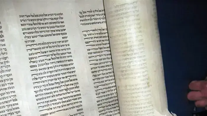 ספר התורה שנפגע בפיגוע בבית חב"ד במומביי
