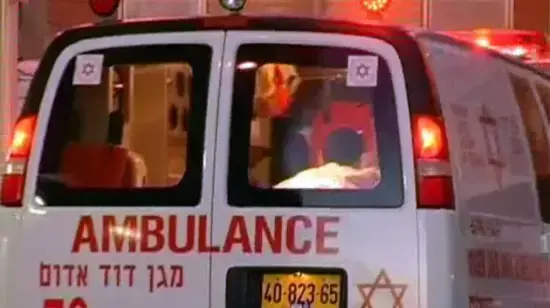אמבולנס מפנה פצוע מהמהומות בחברון