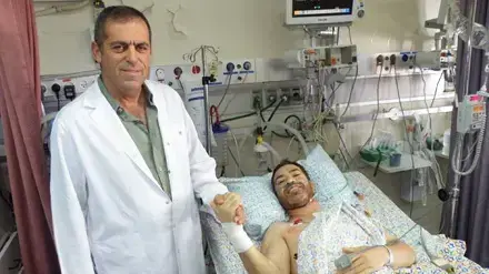 פרדי שוורץ עם המנתח פרופ' דן ערבות בחדר ההתאוששות בבית החולים כרמל
