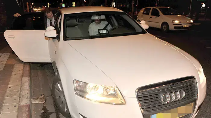 מאיר שטרית נכנס למכוניתו ליד קניון רמת אביב