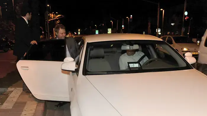 מאיר שטרית נכנס למכוניתו ליד קניון רמת אביב