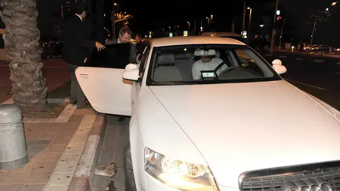 מאיר שטרית נכנס למכוניתו ליד קניון רמת אביב