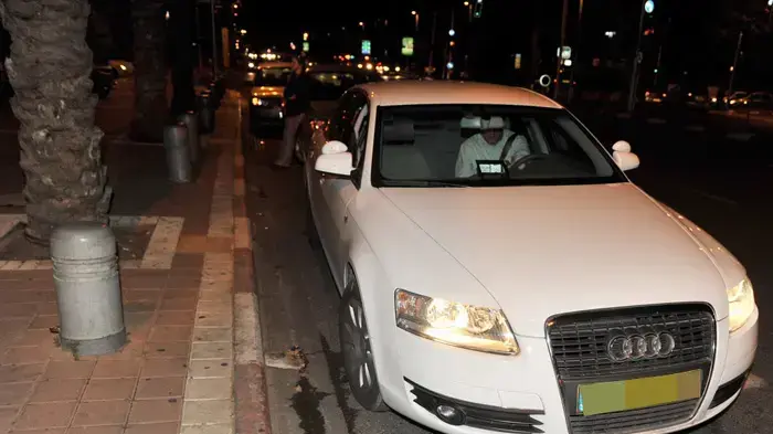 נהגו של מאיר שטרית ממתין לו באדום לבן בסמוך לקניון רמת אביב 