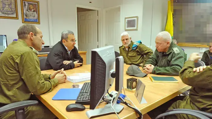 ביקור שר הביטחון באוגדת עזה ביקור שר הביטחון באוגדת עזה