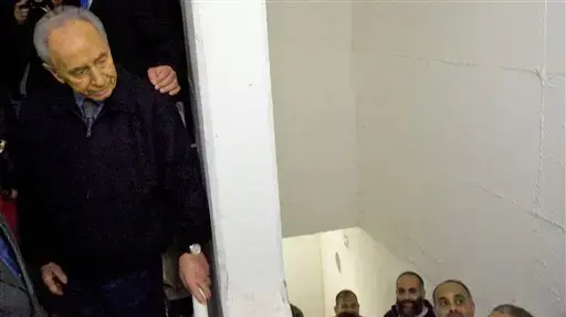 הנשיא שמעון פרס מבקר במקלט באשקלון הנשיא שמעון פרס מבקר במקלט באשקלון