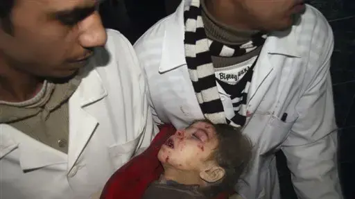 פלסטינים פצועים אחרי הפצצת צה"ל בית ספר של האו"ם בעזה