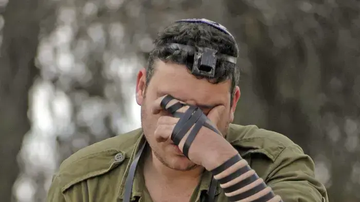 חייל צה"ל מתפלל בגבול עם רצועת עזה