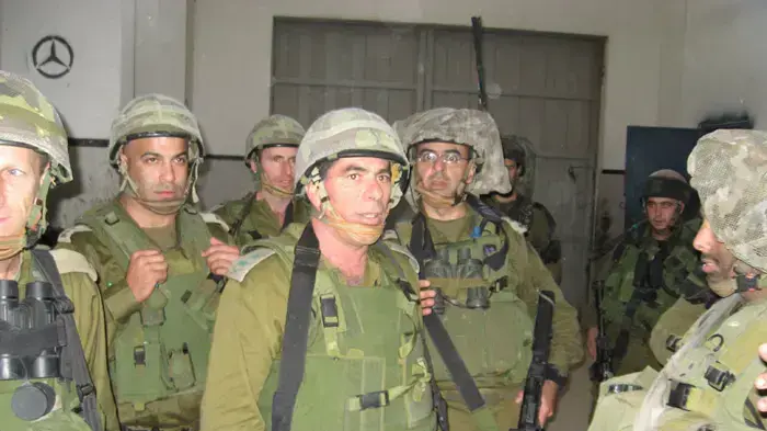הרמטכ"ל גבי אשכנזי יחד עם כוחות הלוחמים בעזה