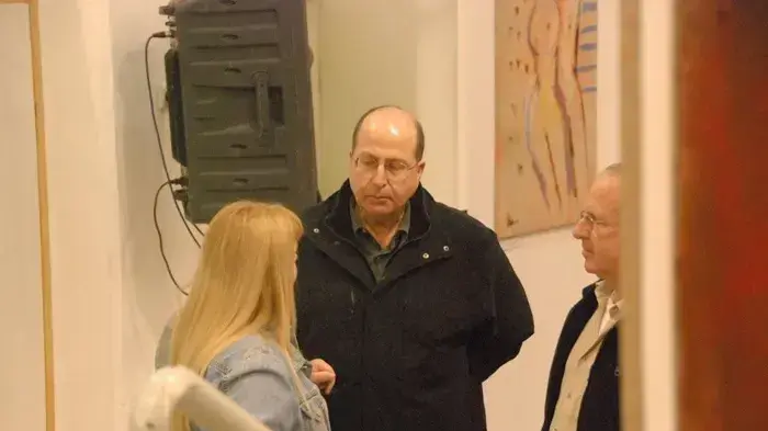 משה בוגי יעלון בתערוכת ציורים