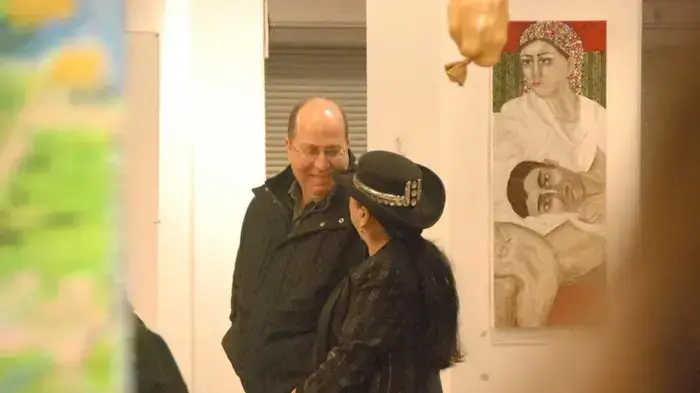 משה בוגי יעלון בתערוכת ציורים