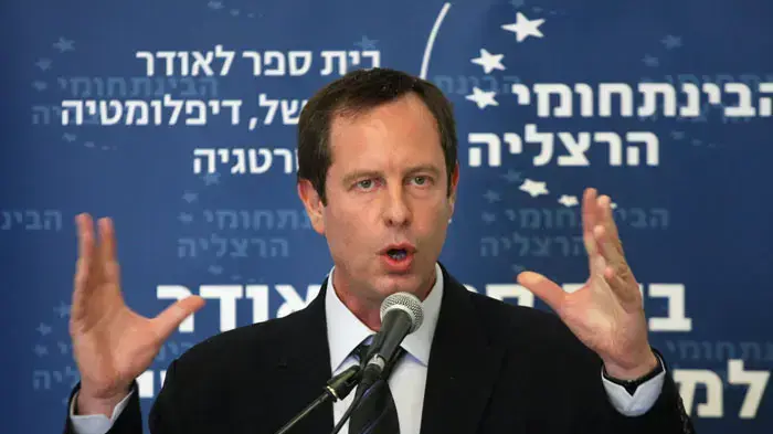 אופיר פינס בפאנל על מערכת המשפט