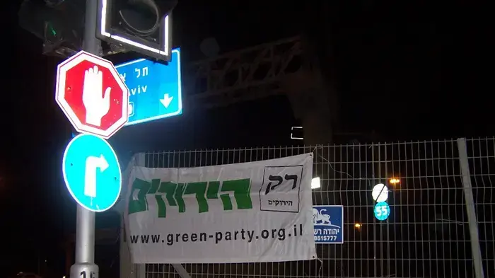 שלטי הירוקים שנתלו באופן פיראטי הרצליה