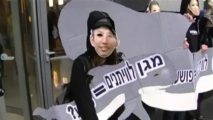 פעילי זכויות בעלי חיים מפגינים מול שגרירות יפן