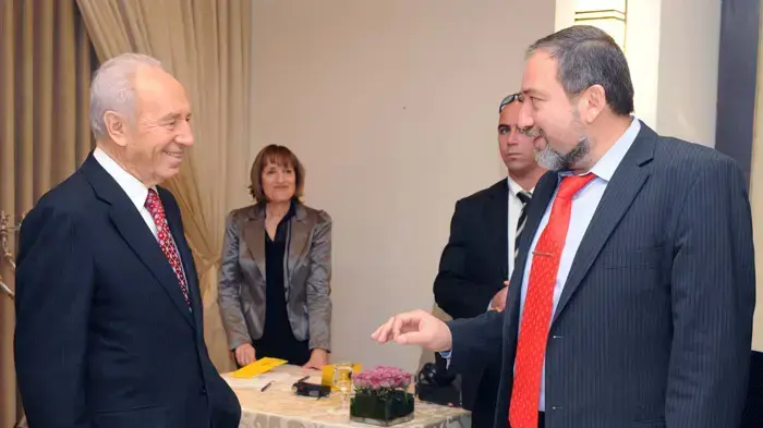 מפלגת ישראל ביתנו מגיעה להתייעצויות עם הנשיא שמעון פרס מפלגת ישראל ביתנו מגיעה להתייעצויות עם הנשיא שמעון פרס