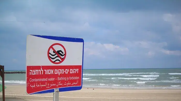 חופי תל אביב אסורים לרחצה