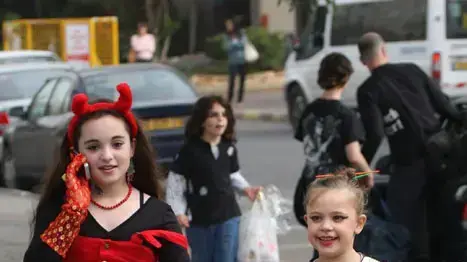 ילדים מחופשים בדרך לבית הספר
