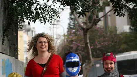 ילדים מחופשים בדרך לבית הספר
