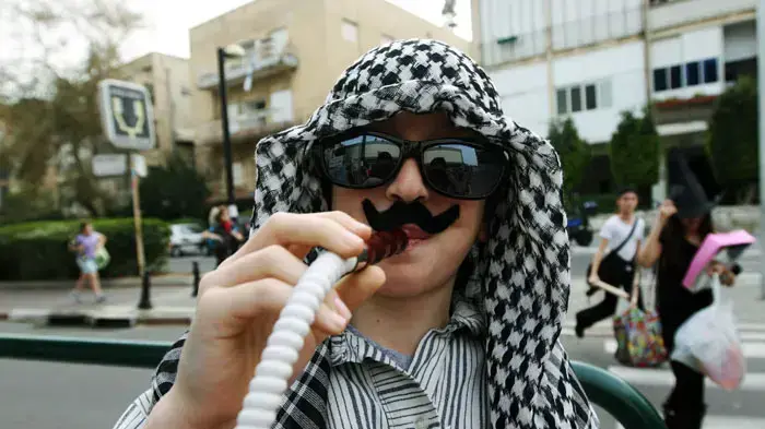 ילדים מחופשים בדרך לבית הספר