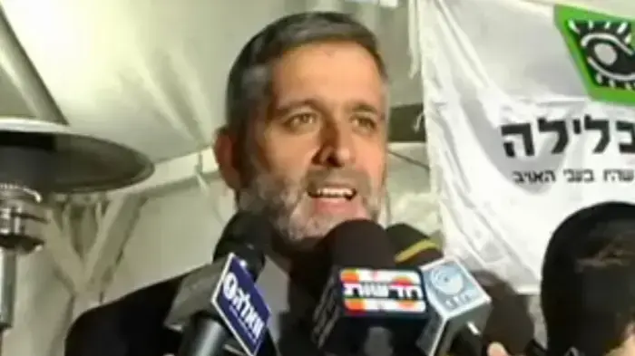 אלי ישי מבקר את נעם שליט