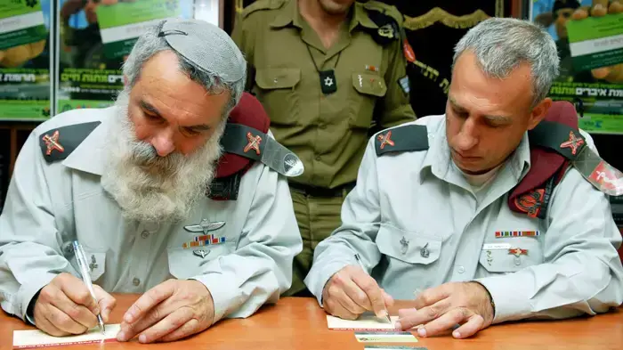 הרב הצבאי הראשי וקצין רפואה ראשי חותמים על כרטים אדי לתרומת איברים