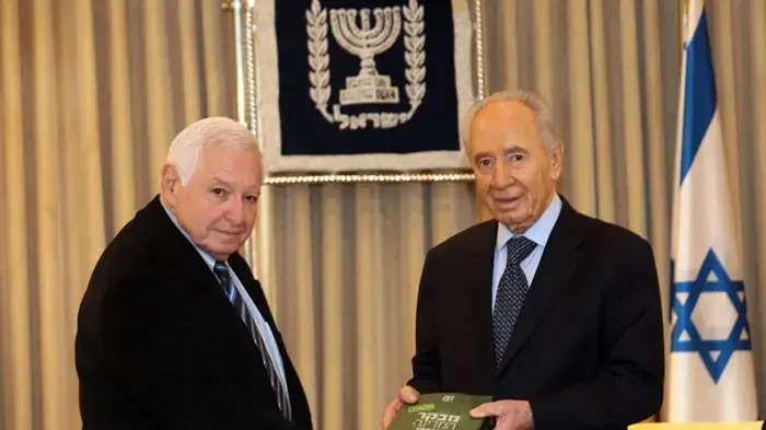 מבקר המדינה מיכה לינדנשטראוס מגיש לנשיא שמעון פרס את הדו"ח על השלטון המקומי
