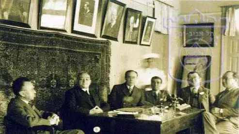 משה שלוש (שלישי מימין) עם דב הוז, מאיר דיזנגוף, ישראל רוקח משה שלוש (שלישי מימין) עם דב הוז, מאיר דיזנגוף, ישראל רוקח