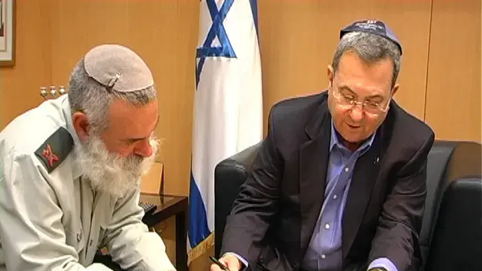 אהוד ברק מסמיך את הרב הראשי של צה"ל אבי רונצקי למכור חמץ