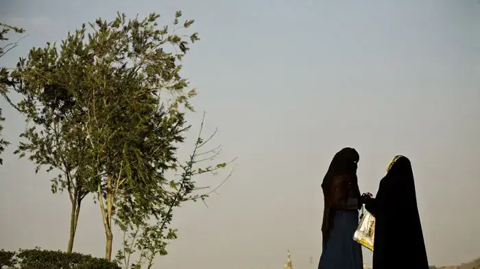 שתי נשים משוחחות בפארק גיזה