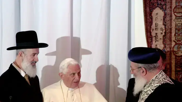 האפיפיור בנדיקטוס ה-16 עם הרבנים הראשיים שלמה עמר ויונה מצגר