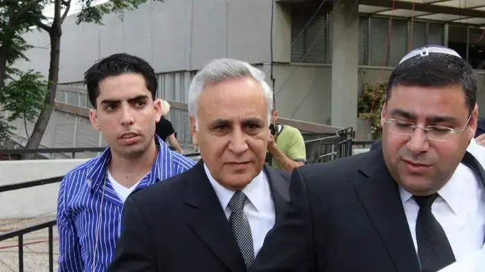ליאור ומשה קצב בכניסה לבית המשפט המחוזי בתל אביב
