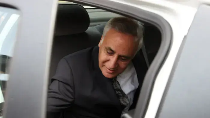 משה קצב בכניסה לבית המשפט המחוזי בתל אביב 
