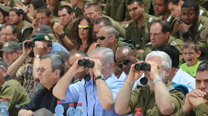 אלוף דן הראל, ראש הממשלה בנימין נתניהו ושר הביטחון אהוד ברק בתרגיל חיל היבשה בדרום