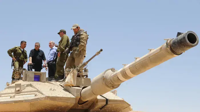 ראש הממשלה בנימין נתניהו ושר הביטחון אהוד ברק בתרגיל חיל היבשה בדרום
