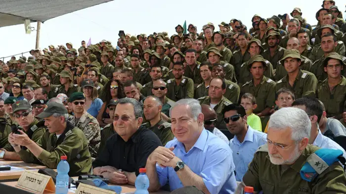 אלוף דן הראל, ראש הממשלה בנימין נתניהו ושר הביטחון אהוד ברק בתרגיל חיל היבשה בדרום