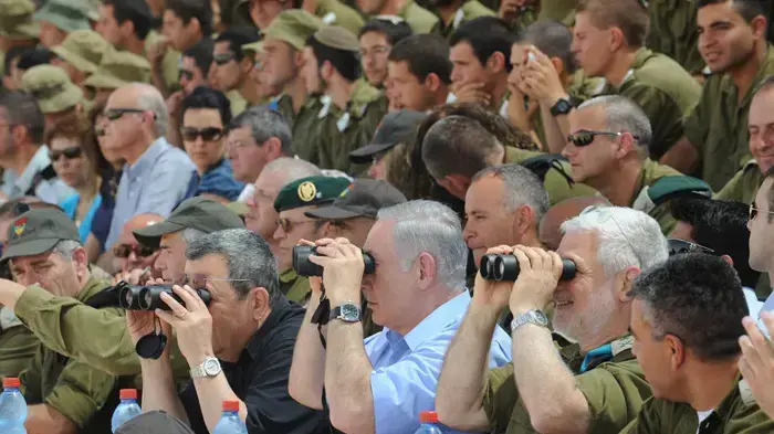 אלוף דן הראל, ראש הממשלה בנימין נתניהו ושר הביטחון אהוד ברק בתרגיל חיל היבשה בדרום