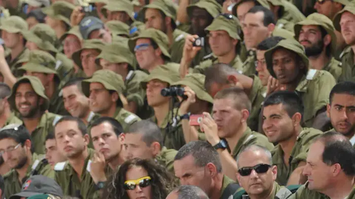 אלוף דן הראל, ראש הממשלה בנימין נתניהו ושר הביטחון אהוד ברק בתרגיל חיל היבשה בדרום