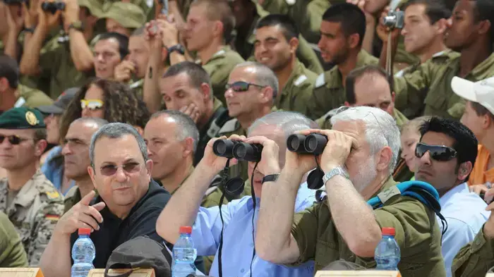 אלוף דן הראל, ראש הממשלה בנימין נתניהו ושר הביטחון אהוד ברק בתרגיל חיל היבשה בדרום