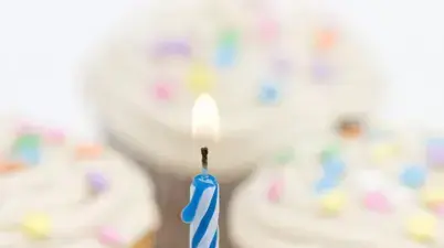 עוגת יומולדת עם נר עוגת יומולדת עם נר