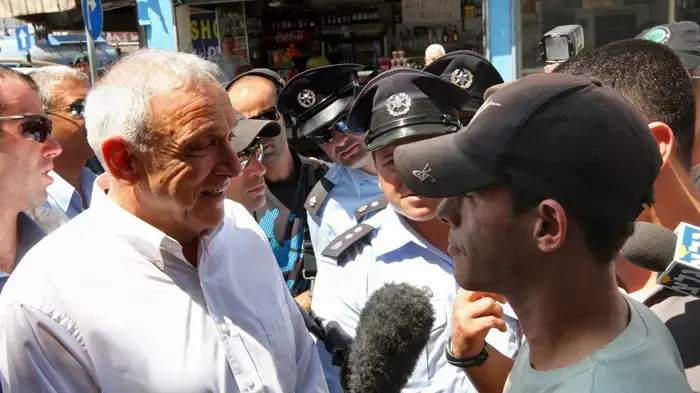 יצחק אהרונוביץ' עם השוטר אותו כינה ערבוש יצחק אהרונוביץ' עם השוטר אותו כינה ערבוש