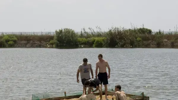 מטילים עוגן ברפסודה שתשמש אתר קינון לשחפיות מטילים עוגן ברפסודה שתשמש אתר קינון לשחפיות