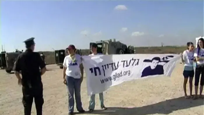 מעברי הגבול לעזה נחסמו ע"י תומכי שליט