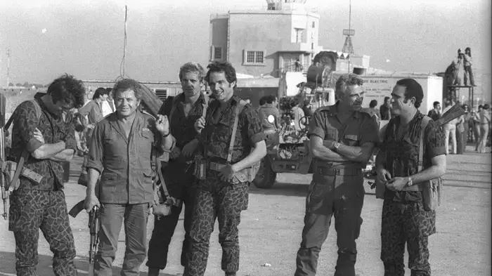 אריק לביא 1976   צילומי הסרט אנטבה עם יהורם גאון ואבי דיין