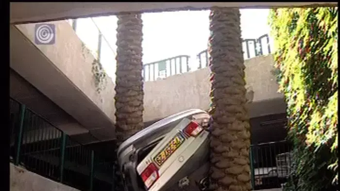 נהגה ללא רישיון ונפלה מקומה 3 בחניון בירושלים