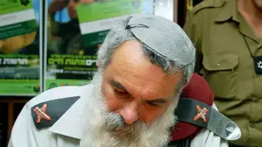 הרב הצבאי אביחי רונצקי חותם על כרטיס אדי