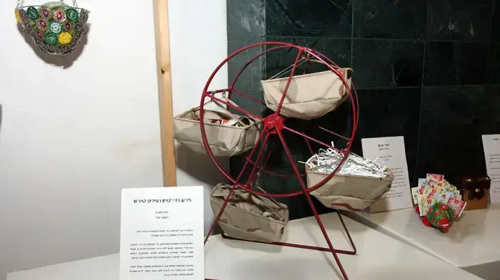 עבודה מתוך תערוכת התלמידים "עיצוב בר קיימא- כי צריך להציל את כדור הארץ"